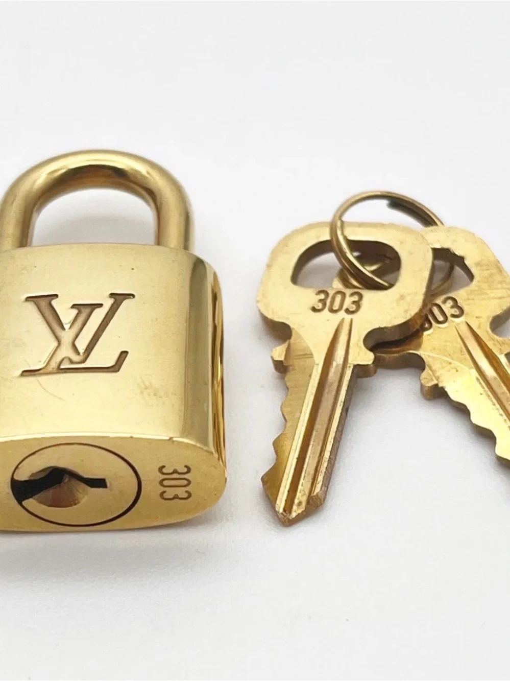 Louis Vuitton Gold it comes with after-mar 18k gold plated chain
